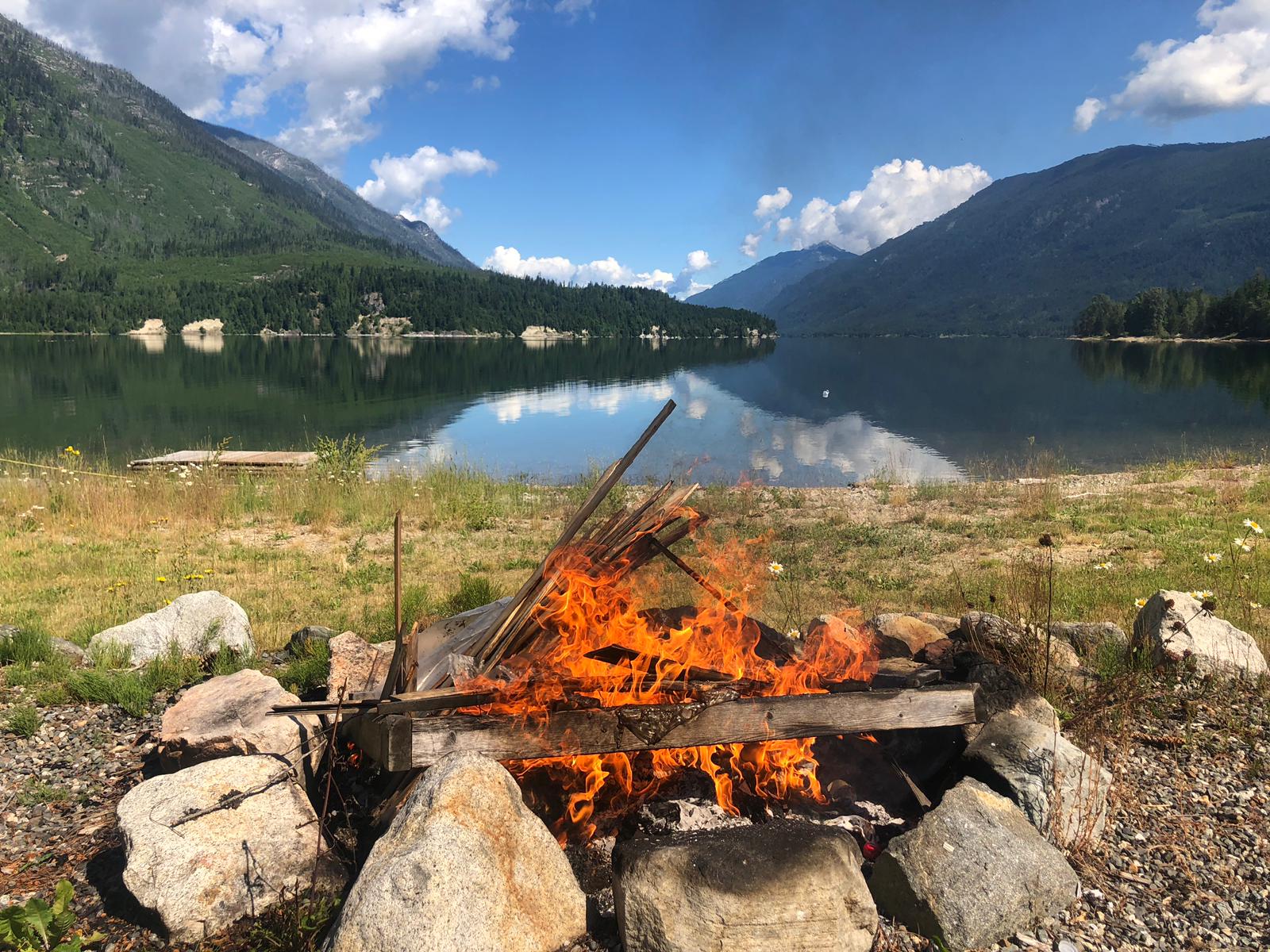 Ein Feuer entzündet für den  8. Monat Elias in Kanada